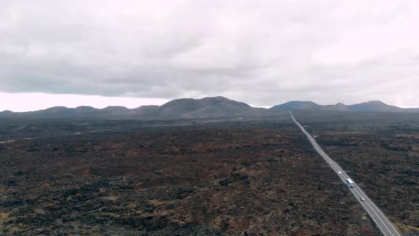 Повітряний вид пустелі вулканічний пейзаж поблизу Timanfaya парк — стокове відео