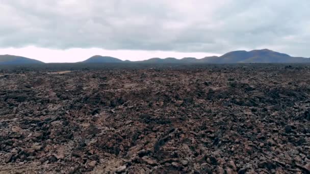 Luchtfoto uitzicht woestijn vulkanisch landschap bij Timanfaya Park — Stockvideo