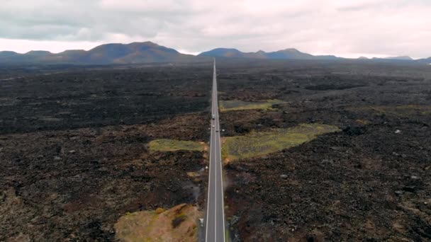 Drukke weg in het midden van de vulkanische woestijn, Lanzarote — Stockvideo