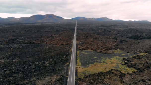 Volkanik çöl ortasında meşgul yol, Lanzarote — Stok video