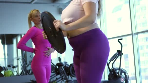 Fat Woman werkt in Gym om gewicht te verliezen — Stockvideo