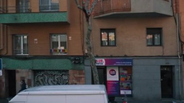 Barselona, Ispanya-19 Şubat 2019: kentin ana sokaklarında sürüş, otobüsten görünüm