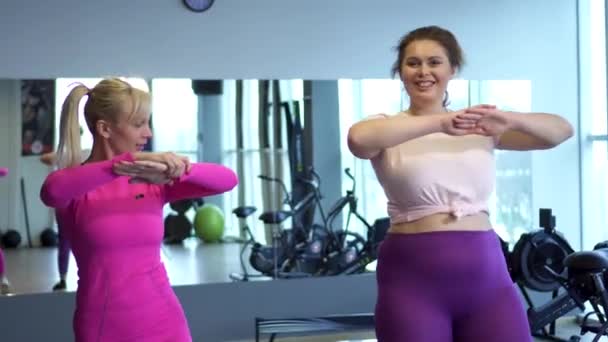 Instructor de fitness entrena mujer gorda — Vídeo de stock