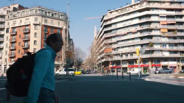 Барселона, Испания - 19 февраля 2019 года: оживленный проспект в центре Барселоны — стоковое видео
