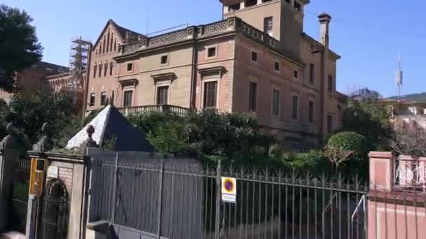 BARCELONA, SPAGNA - 19 FEBBRAIO 2019: Guidare per le strade principali della città, vista dall'autobus — Video Stock