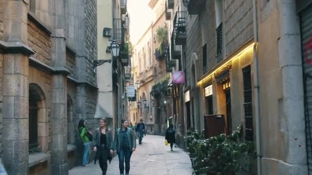 BARCELONE, ESPAGNE - 19 FÉVRIER 2019 : Vieilles rues du quartier gothique de Barcelone, Catalogne — Video