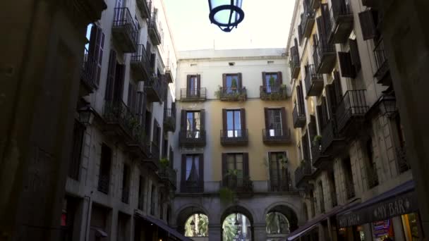 Barcelona, Spanje-19 februari 2019: oude straten van gotische wijk van Barcelona, Catalonië — Stockvideo
