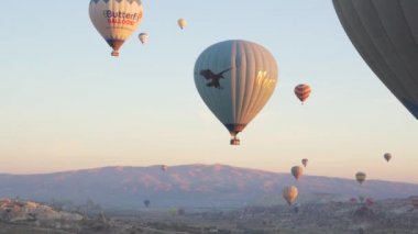 Göreme, Türkiye-1 Kasım 2018: renkli sıcak balonlar kayalar üzerinde uçmak
