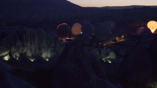 トルコ、ギョレメ、11月1日、2018: 熱気球が夜明け前に飛ぶ準備をしている — ストック動画