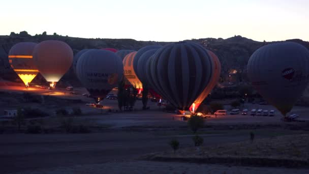 Goreme, Turkiet-november 1, 2018: varma ballonger förbereder sig för att flyga före gryningen — Stockvideo
