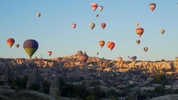 Goreme, Turecko-1, 2018: barevné horké balónky létají přes město — Stock video