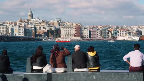 トルコ、イスタンブール-11 月4日、2018: 人々は、ウォーターフロントに座って、ボスポラス海峡を見て — ストック動画