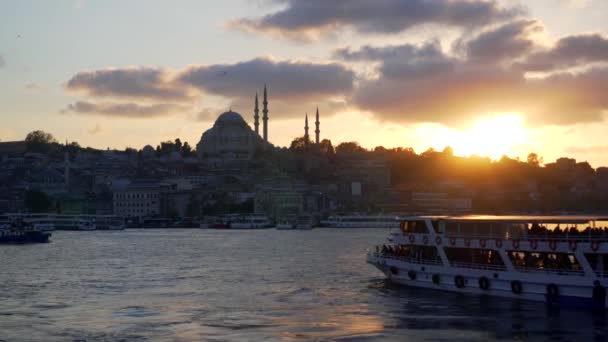 Istanbul, Turkije-4 november 2018: Panorama van de avond Istanbul met uitzicht op de moskee — Stockvideo