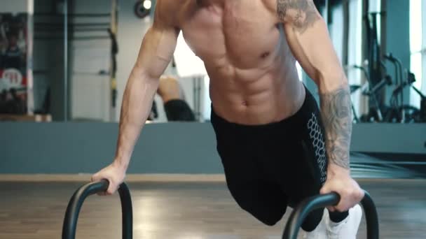 Man med naken torso urvriden ut från golvet i gymmet — Stockvideo