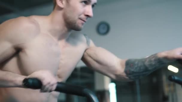 Strongman Doing Aerobics Elliptical Walker, close up — Stock Video