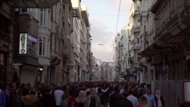 ISTANBUL, TURQUIA - NOVEMBRO 4, 2018: multidão de pessoas na rua principal de Istambul — Vídeo de Stock