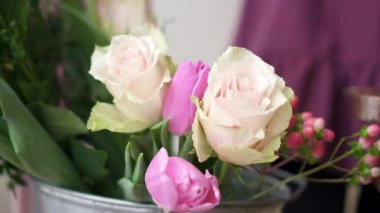 Buket için çiçek seçerek kadın el yakın çekim