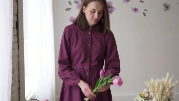 Feminino floristas mãos podadas com talos de tule — Vídeo de Stock