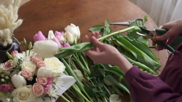 Kvinnliga florister händer beskäras med tyll stjälkar — Stockvideo