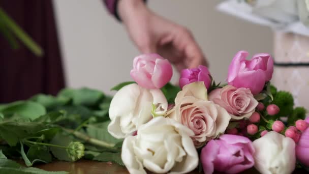 Nahaufnahme eines Blumenhändlers beim Sammeln von Blumensträußen im Blumenladen — Stockvideo