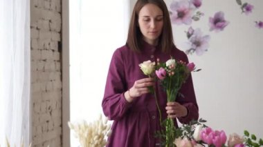 Çiçekçide buket toplayan kadın.