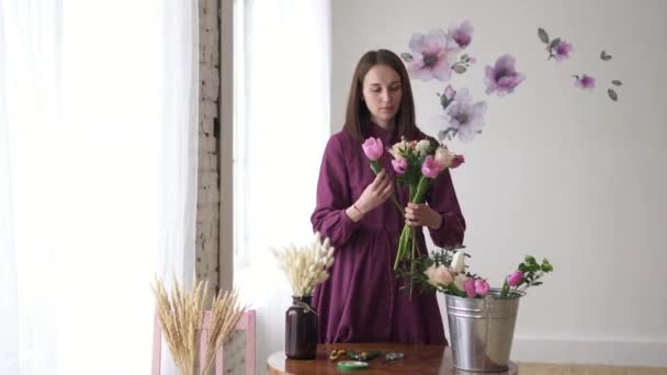 Floristin sammelt Blumenstrauß in Blumenladen — Stockvideo