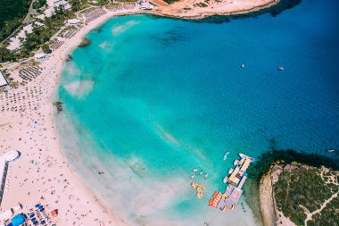 Ayia Napa 'daki güzel Nissi plajının hava manzarası