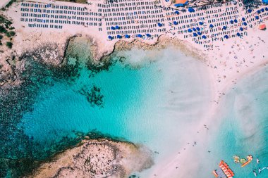 Berrak su ile inanılmaz plaj havadan görünümü, Ayia Napa, Kıbrıs