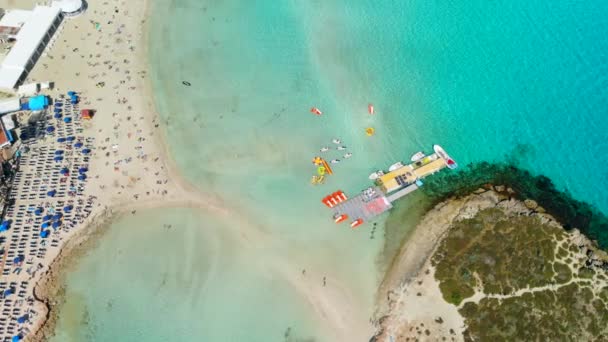 Αεροφωτογραφία της όμορφης παραλίας Νησί στην Αγία Νάπα — Αρχείο Βίντεο