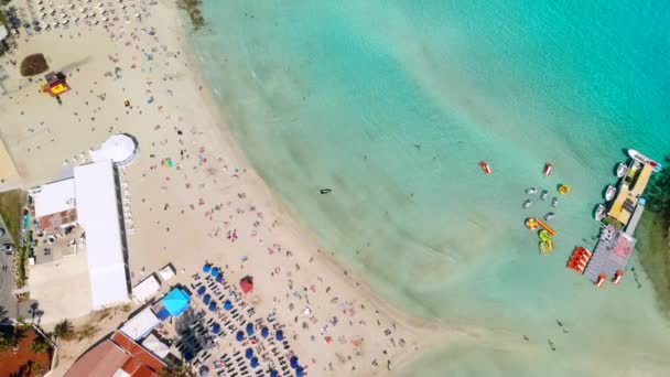 Widok z lotu ptaka pięknej plaży Morza Śródziemnego, Nissi plaży w Ayia Napa — Wideo stockowe