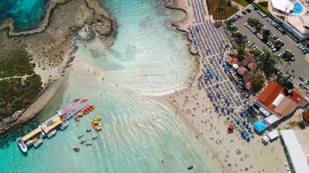 Aerial utsikt över den vackra stranden i Medelhavet, Nissi Beach i Ayia Napa — Stockvideo