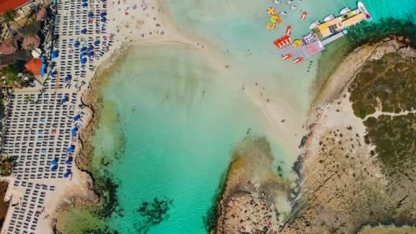 Luftaufnahme vom schönen nissi-strand in ayia napa, drohne fliegt mit vielen touristen über strand — Stockvideo