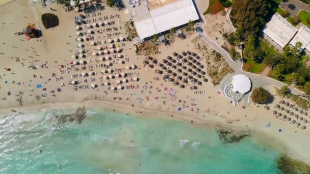 Akdeniz'in güzel plajının havadan görünümü, Ayia Napa'daki Nissi plajı — Stok video