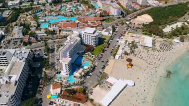 Ayia Napa, Kıbrıs'taki modern premium otellerin havadan görünümü