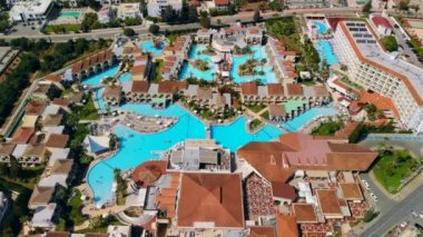 Kıbrıs Rum Kesimi 'nin Ayia Napa kentinde havuzlu lüks otel ve villaların havadan manzarası