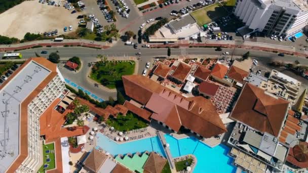 Panorama della costa con alberghi di lusso e bella spiaggia di Ayia Napa, Cipro — Video Stock