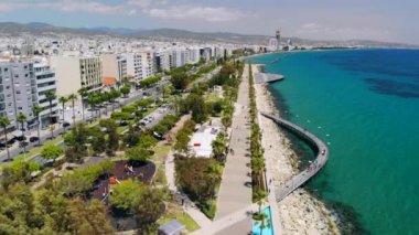Güneşli bir günde Limasol şehir seti, havadan görünüm