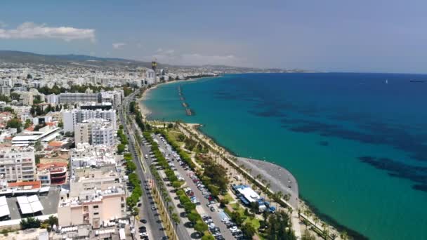 Limassol City Embankment op zonnige dag, bovenaanzicht — Stockvideo