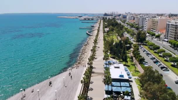 Terraplén de la ciudad de Limassol en día soleado, vista aérea — Vídeo de stock