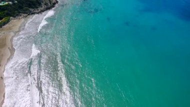 Akdeniz, Kıbrıs, Coral Bay kristal berraklığında su ile güzel koy havadan görünümü