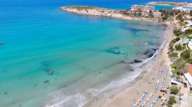 Kıbrıs kıyısında Coral Bay plaj, havadan görünümü