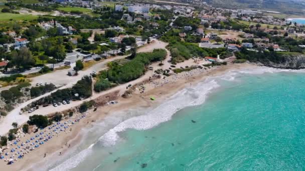 Flygfoto över sandstrand och människor som vilar på den, Cypern, Coral Bay — Stockvideo