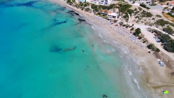 Sandstrand på kristallklart Medelhavet, utsikt från luften, Cypern — Stockvideo