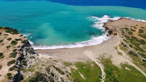 Ερημωμένη παραλία με κρυστάλλινα νερά στις ακτές της Μεσογειακής θάλασσας, εναέρια θέα — Αρχείο Βίντεο