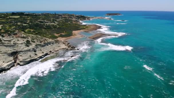 Vista aérea da costa rochosa do Mediterrâneo em Chipre no dia ensolarado — Vídeo de Stock