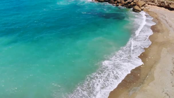 Verlaten strand met kristalhelder water aan de oevers van de Middellandse Zee, luchtfoto — Stockvideo