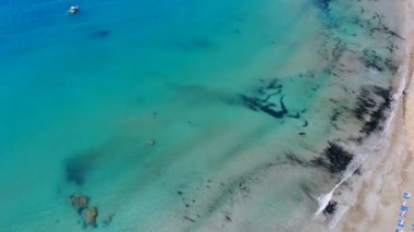 Akdeniz, Kıbrıs, Coral Bay kristal berraklığında su ile güzel koy havadan görünümü