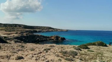 Güneşli bir günde Cape Cavo Greco yakınlarında hava manzaralı mavi göl