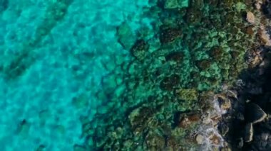 Kıbrıs kıyısında sessiz lagün kristal berraklığında mavi su havadan görünümü