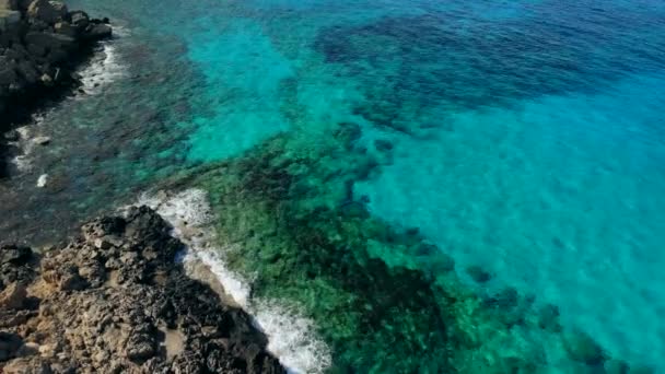 Widok z lotu ptaka krystalicznie czyste błękitne wody w cichej laguny na brzegu Cypru — Wideo stockowe